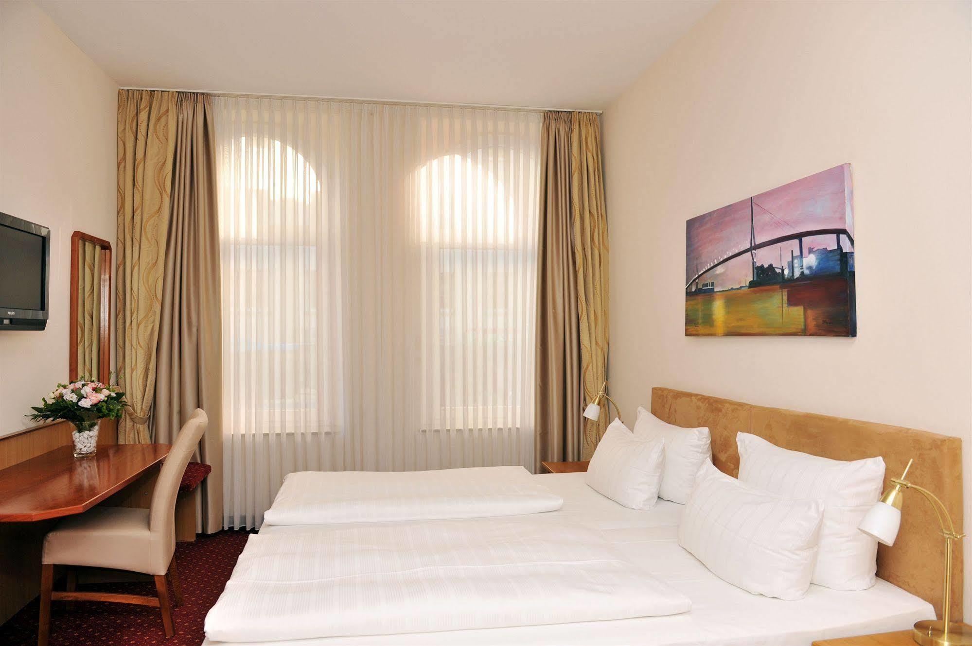 Hotel Fuerst Bismarck Гамбург Номер фото